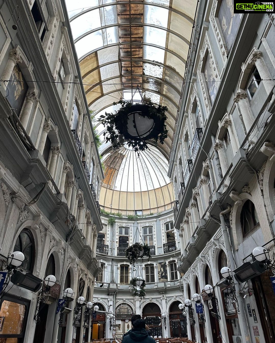 Surbhi Jyoti Instagram - Art, culture, museums, history, food, and music... Istanbul has it all❤️ 🇹🇷🇹🇷 #istanbul #turkey . . . . . @goturkiye @turkiyetourism_in @confiancecommunications İstanbul Turkey