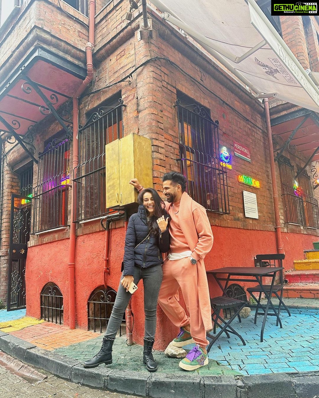 Surbhi Jyoti Instagram - Painting the town peach! . . . . . . @goturkiye @turkiyetourism_in @confiancecommunications İstanbul Turkey