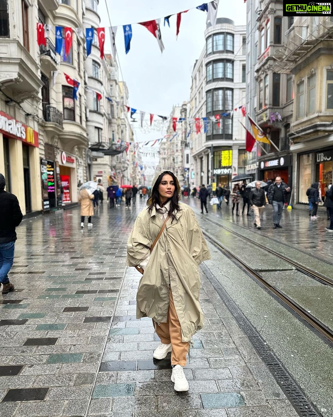 Surbhi Jyoti Instagram - Hello Istanbul 💥 . . . . . . @goturkiye @turkiyetourism_in @confiancecommunications İstanbul Turkey