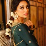 Surbhi Jyoti Instagram - Gajra Mohabbat wala 🤍 . . . . . . . Wearing @jigarmaliofficial MUA @fab_beauty___ Clicked by @horilhumad Hair @sidandpiyu