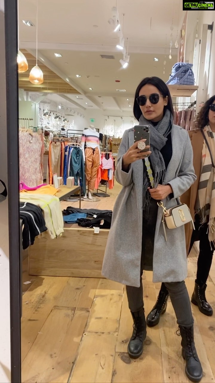 Surbhi Jyoti Instagram - Windy, cold, rainy, snowy... Oh God, this day was everything ❄️ 🌧️ 🥶 🌬️ . . . . . . . . . @ananyaarora2013 #trendingreels #trendingsongs #trendingaudio #trendingnow #trending #reelitfeelit #wednesday #newyorkcity #prinston #prinstonuniversity #travel #newyear #christmas