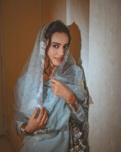 Surbhi Jyoti Instagram - Paranda ✨✨ . . . . . . . . 📸 @deepak_das_photography 💄 @makeitupwithsimmy 👗 @theloom.in #indiangirls #punjaban #punjabisuit #gotapatti #paranda