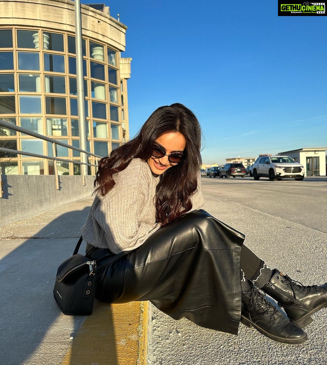 Surbhi Jyoti Instagram - Cover me in sunshine ✨ . . . . . . . #wintersun