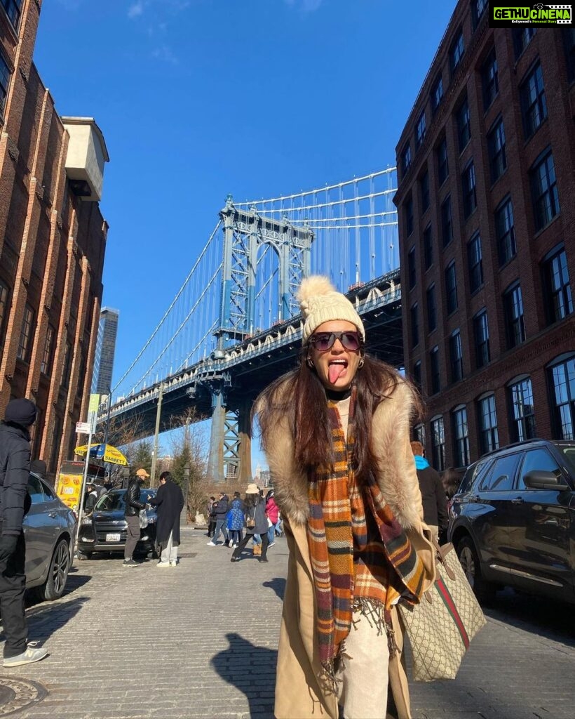 Surbhi Jyoti Instagram - Meet me at the bridge 🫶🏼 DUMBO, Brooklyn