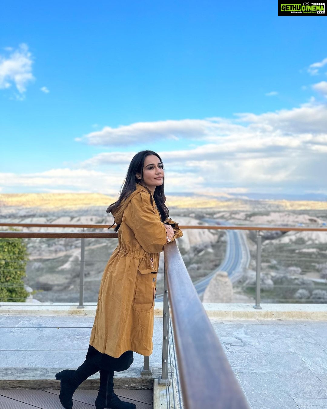 Surbhi Jyoti Instagram - Cappadocia, you are more beautiful than I thought 🌈🤍 . . . . . . @goturkiye @turkiyetourism_in @confiancecommunications #landofbeautifulhorses #turkey Cappadocia / Türkiye