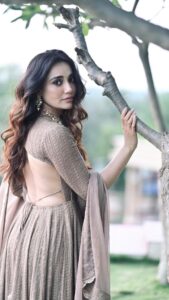 Surbhi Jyoti Instagram - 🍫🍫
.
.
.
.
.
.
.
.
.
Shot by @deepak_das_photography 
HMU @tanyamakeoverofficial 
Wearing @ahiclothing 
Jewellary @houseofjskjewels