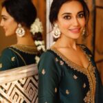 Surbhi Jyoti Instagram - Gajra Mohabbat wala 🤍 . . . . . . . Wearing @jigarmaliofficial MUA @fab_beauty___ Clicked by @horilhumad Hair @sidandpiyu