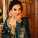 Surbhi Jyoti Instagram - Gajra Mohabbat wala 🤍 . . . . . . . Wearing @jigarmaliofficial MUA @fab_beauty___ Clicked by @horilhumad Hair @sidandpiyu