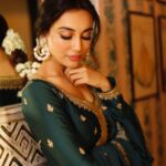 Surbhi Jyoti Instagram - Gajra Mohabbat wala 🤍 . . . . . . . Wearing @jigarmaliofficial MUA @fab_beauty___ Clicked by @horilhumad Hair @sidandpiyu