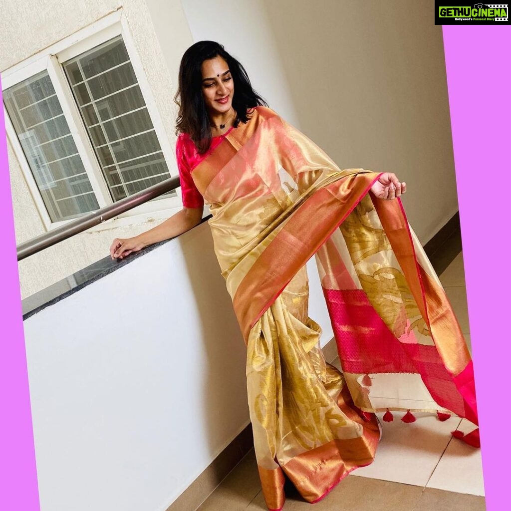 Sureka Instagram - Golden tissue with pink border saree @pretty_fashion_wardrobe