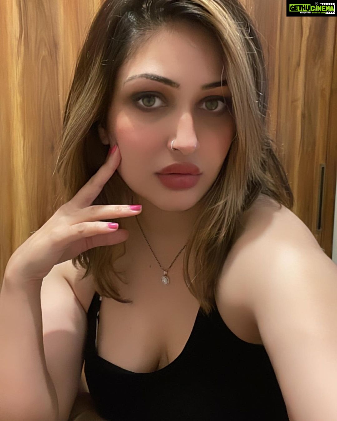 Surilie Gautam Instagram - #saturdayselfieđź’‹
