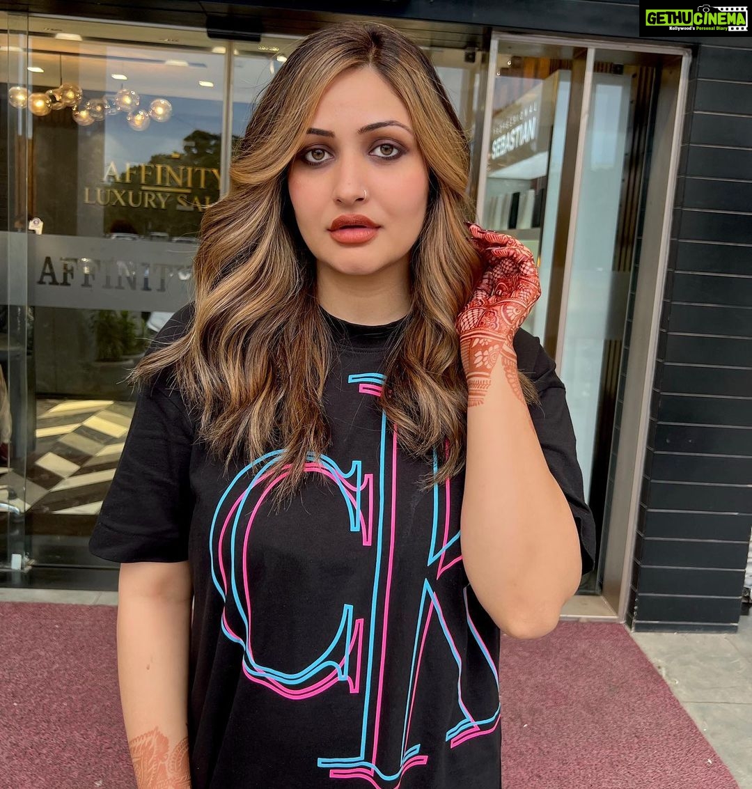 Surilie Gautam Instagram - When he knows exactly what I want 😍🌟🤩 #hairgame #hairfashion #hairgoals