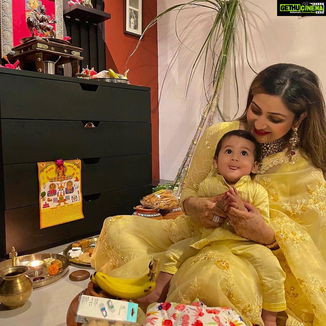 Surilie Gautam Instagram - Since the time we were born, we have seen our mother keep AHOI ASHTAMI VART for our long and healthy lives ๐๐ป In this fast you donโt eat or drink water from sunrise to sunset. Then after performing pooja to goddess AHOI, mummy gives us shakar paare, gur paare, sugarcanes, shagan and her precious blessings !! Today I feel so blessed that I kept this fast for Saibhang, taking forward my motherโs legacy ๐๐ป My heart is full of gratitude โค๏ธ๐๐๐ป