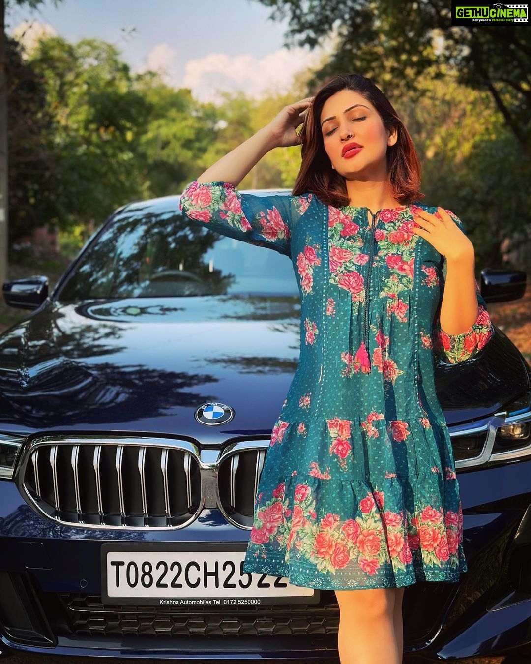 Surilie Gautam Instagram - Long drives, good music 🫶🏻 #sundaybest