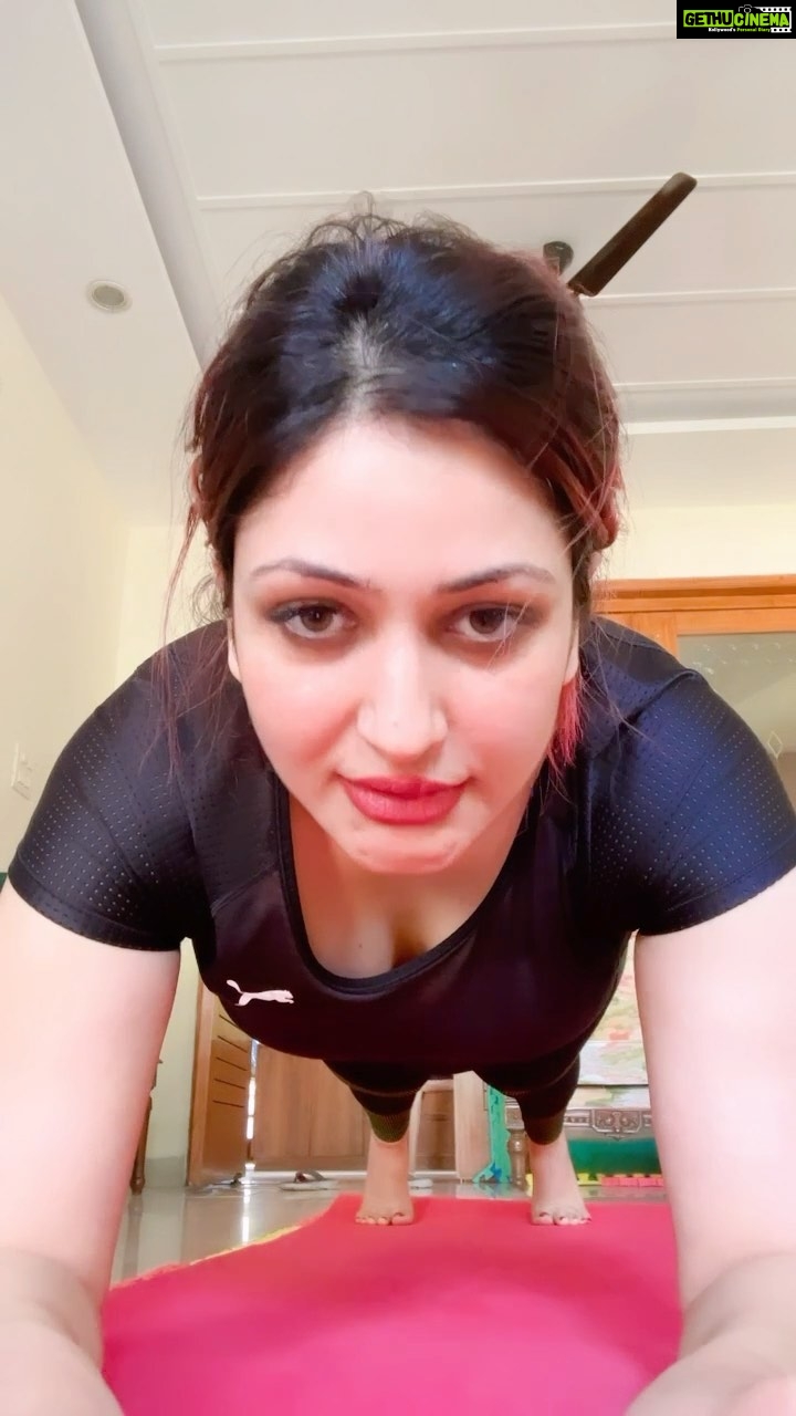 Surilie Gautam Instagram - 🤪 #plankworkout #target #alldayeveryday