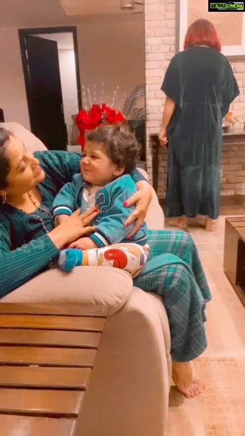 Surilie Gautam Instagram - Mummy giving donut lessons and Yami recording this memory and I’m as usual on my toes #momduty @yamigautam #donutdiaries #kidsgrowuptoofast