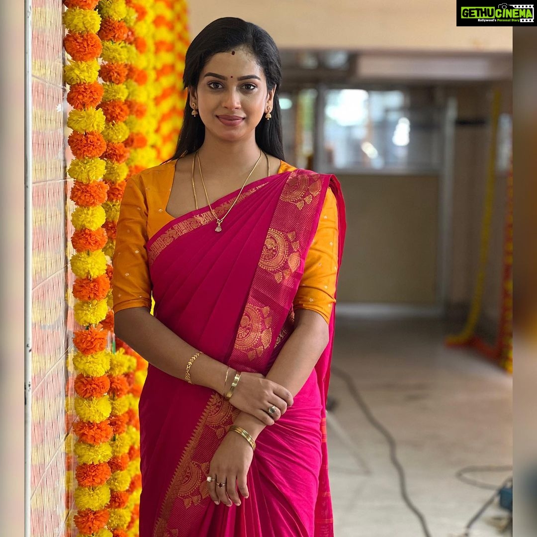 Swathi Konde - 56.1K Likes - 🧡
Wearing @yaradesigners
@ashas_womens_collection
#yellow #yellowsaree #selfie #happyface #happyday #spreadlove #peace