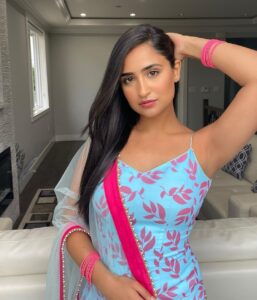 Tanu Grewal Instagram - Ban ke tusi butterfly kithe nu challe aa 🦋 

Wearing @phulkarishoppepatiala 🌷