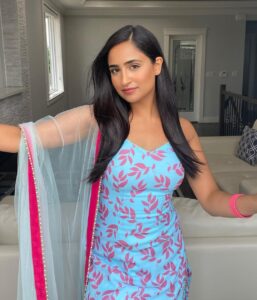 Tanu Grewal Instagram - Ban ke tusi butterfly kithe nu challe aa 🦋 

Wearing @phulkarishoppepatiala 🌷
