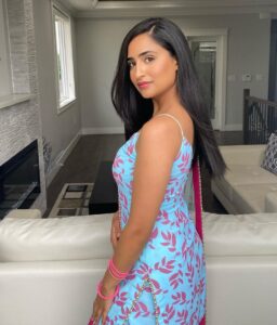 Tanu Grewal Instagram - Ban ke tusi butterfly kithe nu challe aa 🦋 

Wearing @phulkarishoppepatiala 🌷