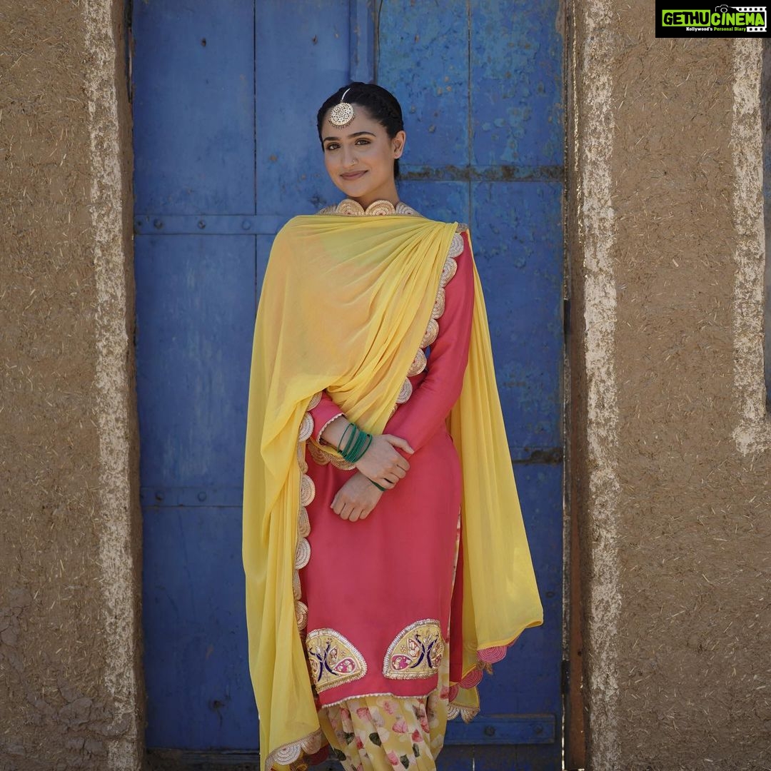 Tanu Grewal Instagram - BEST DEBUT ACTRESS 2022 ✨🏆 🥹 Jad main es line ch aun baare socheya c, mainu nahi c pata mere first project naal mainu ehna pyaar milan waala. Mere kol pelan pelan es field lai kuj jada knowledge nai c par ik cheej pta c ki first impression bohat matter karda. Main poori dedication naal Kuljeet da character nibhaya c te bohat khush aa ki sab ne mere kam nu appreciate keeta. Jad aapan koi kam pyaar, mehnat, te dil laake karde aa ohdo rab v saath dinda, te rab de saath naal aapan kithe kithe paunch sakde aa eh aapan nu v nai pata. Hun tak mainu jinna pyaar te support mili aa ohde layi bohat thankful aa te umeed kardi aa ki aun waale time ch thonu hor v impress kara. ❤️ #tanugrewal #bestdebutactress #ptc #pollywood