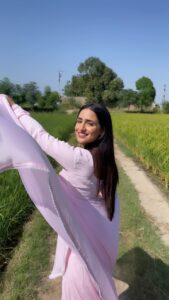Tanu Grewal Instagram - Tere tille toh oh, soorat deendi aa heer di 🌸