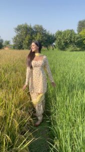 Tanu Grewal Instagram - mainu pyaar diyaan chadiyan khumariyan 🌾💛 
.
.
.
.
. 
#punjabi #punjab #punjabisongs #punjabisuit #punjabiactress #punjabimodel #punjabistatus #pollywood #pollywoodartists #reels #reelsvideo #reelsinstagram #reelsindia #reelitfeelit