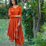 Tanu Grewal Instagram - hi 🧡 Wearing: @the_kaarigars_couture Photography: @daasfilms Makeup: @janvichauhanmua Hair: @hairby_abhinandankhanna11 . . . . . . #tanugrewal #punjab #punjabi #punjabisuit #trending #pollywood #pollywoodartists #chandigarh #punjabiactress #punjabimodel