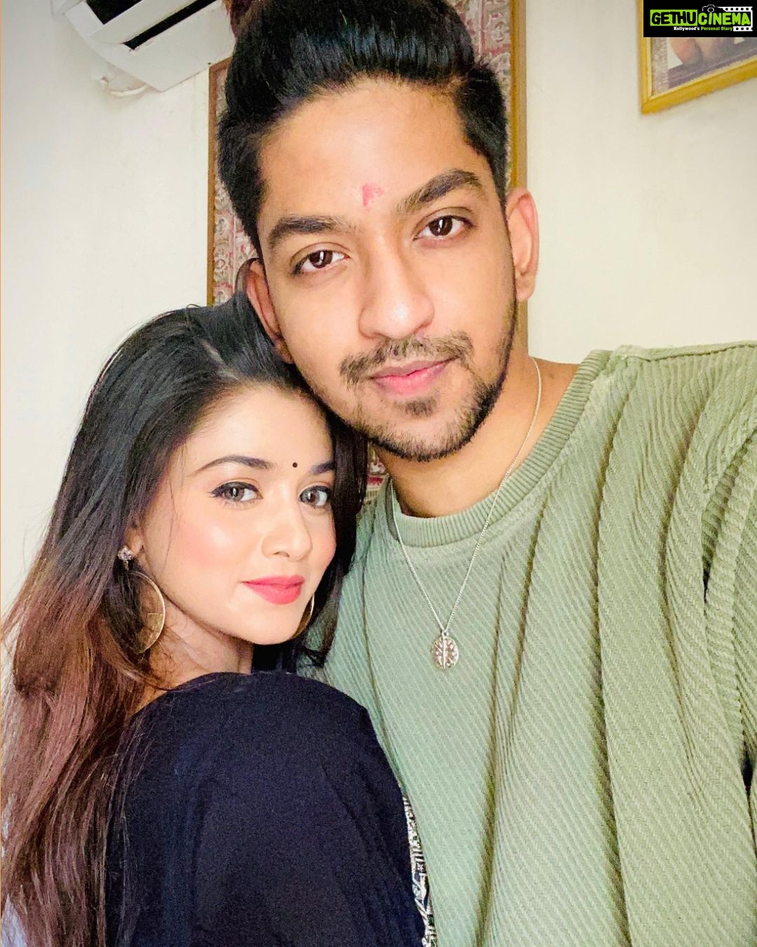 Tanvi Dogra Instagram - When you have an off on Rakhi ❤️ Happy Rakhi to all the brothers and sisters 😁 #rakhshabandhan #2020 @co0l_yammy 🤗
