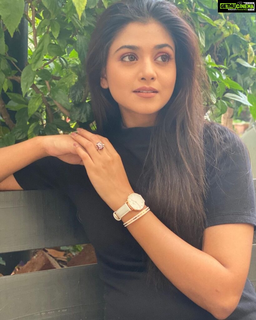 Tanvi Dogra Instagram - Celebrate this Black Friday with @danielwellington! Buy any watch of your choice and get a free accessory❤ and don’t forget to also add my 15% discount code TANVID15 while purchasing on the website and DW stores. #danielwellington