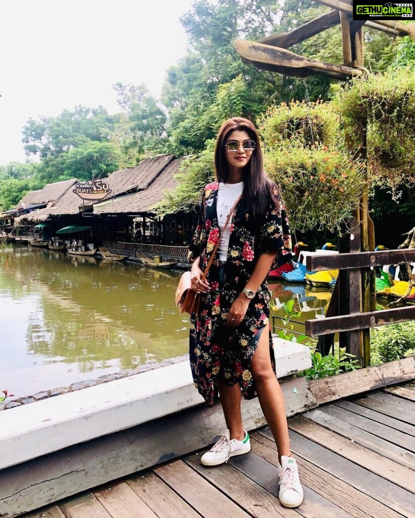 Tanvi Dogra Instagram - The quickest way to acquire self confidence is to do exactly what you are afraid to do 😊✌🏻 Floating Market Bangkok