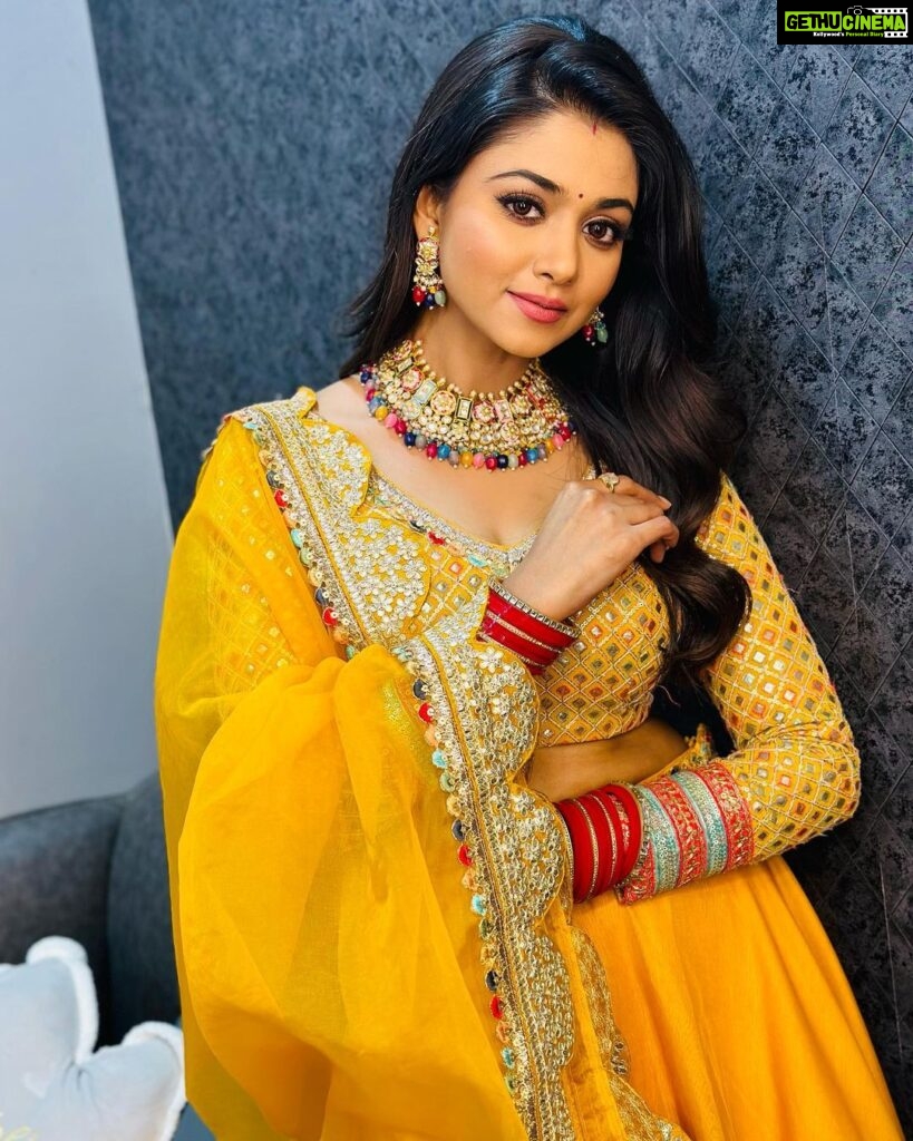 Tanvi Dogra Instagram - Yellow suits me more , what say ! 💛🧡