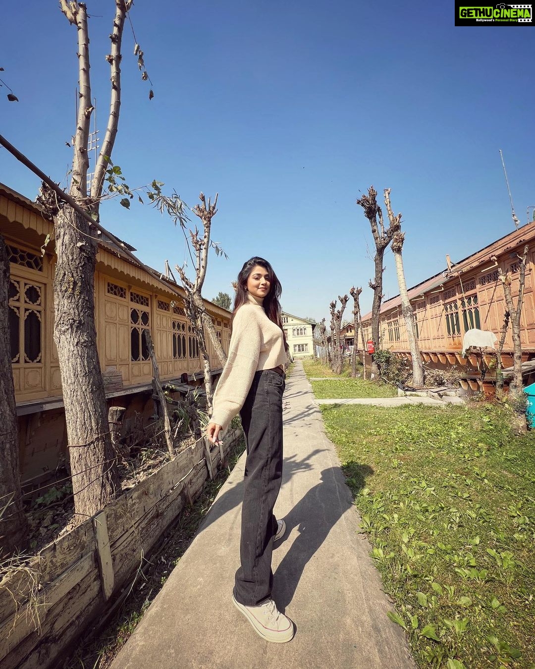 Tanvi Dogra Instagram - Slow down and enjoy the simple pleasures in life 💙 Srinagar, Jammu and Kashmir
