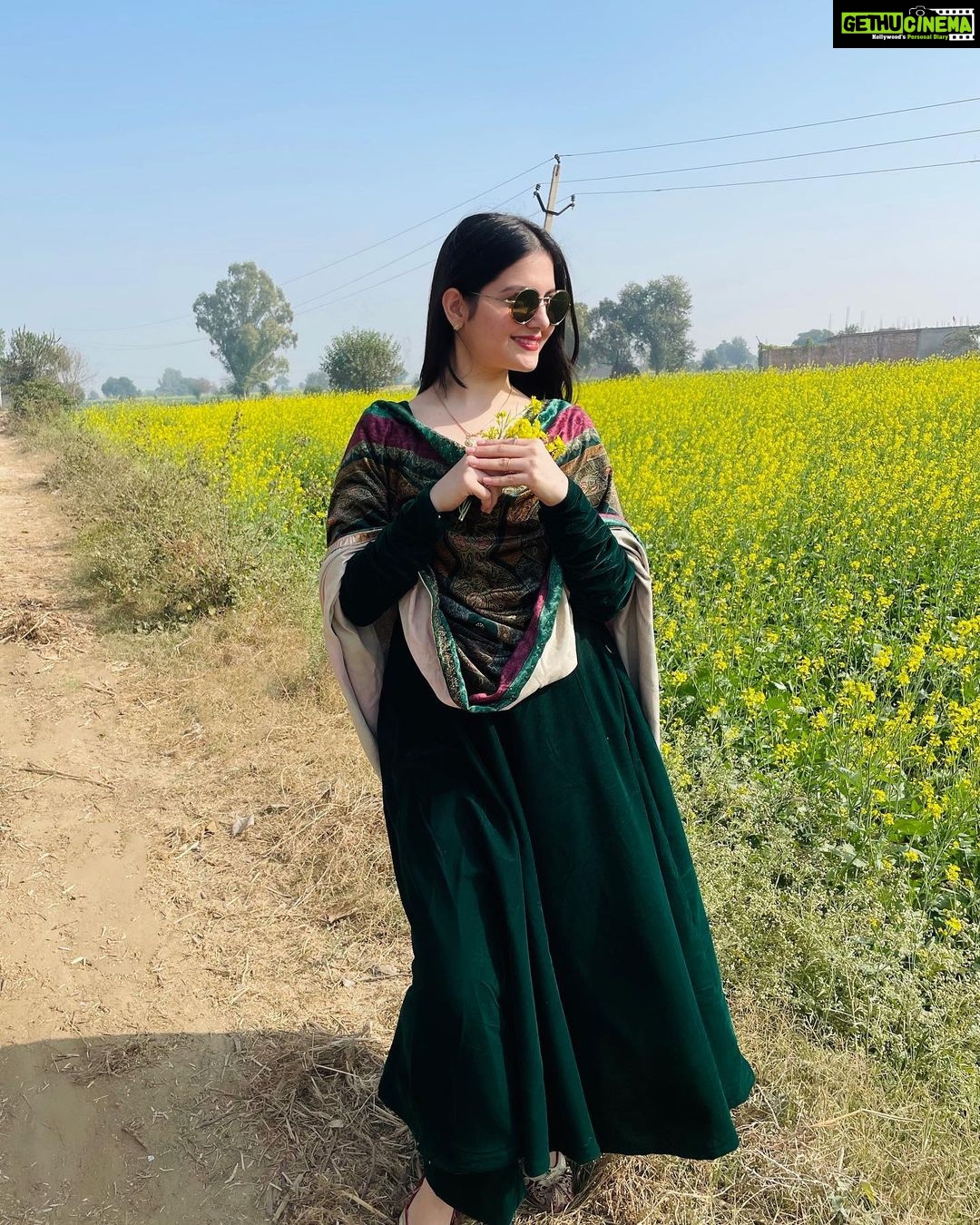 Tanvi Nagi Instagram - Khwaabon ke tinnko se chal banaye aashiyana.. ❤️