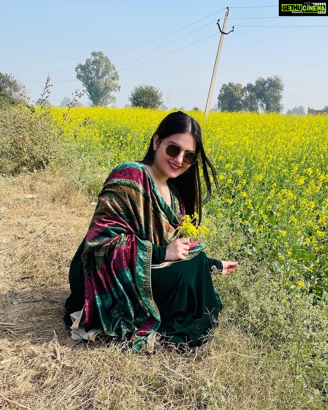 Tanvi Nagi Instagram - Khwaabon ke tinnko se chal banaye aashiyana.. ❤️