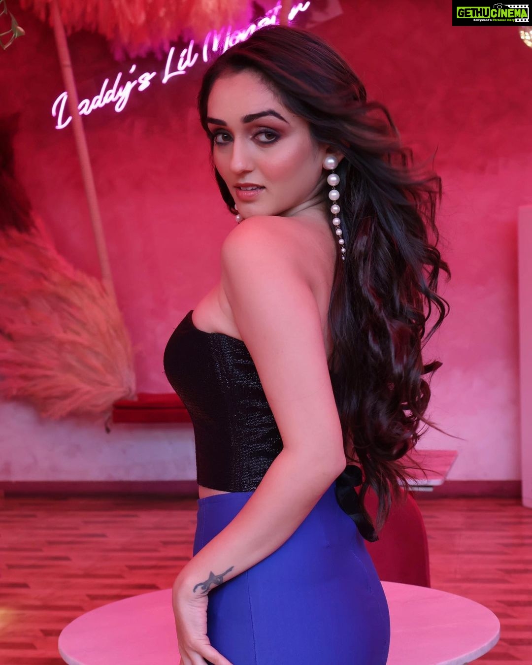 Tanya Sharma Instagram - For your eyes only 👀 . . Happy weekend 🤗🌻 #instagood #instadaily #instafashion #friday #tanyasharma #fyp #explore