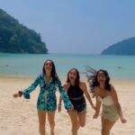 Tanya Sharma Instagram - Filmy keeda ft crazy girls ☺️🌸 @vedikabhandari @chandnibhagwanani @itsshubhanshisingh @kreetika10 #phuket #travelgram #girls #dance #bollywoodsongs #bollywood #dancing #travelling #travelreels