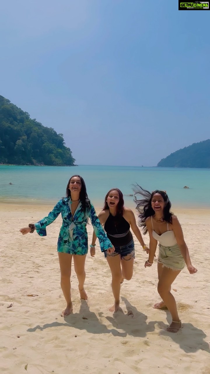 Tanya Sharma Instagram - Filmy keeda ft crazy girls ☺️🌸 @vedikabhandari @chandnibhagwanani @itsshubhanshisingh @kreetika10 #phuket #travelgram #girls #dance #bollywoodsongs #bollywood #dancing #travelling #travelreels
