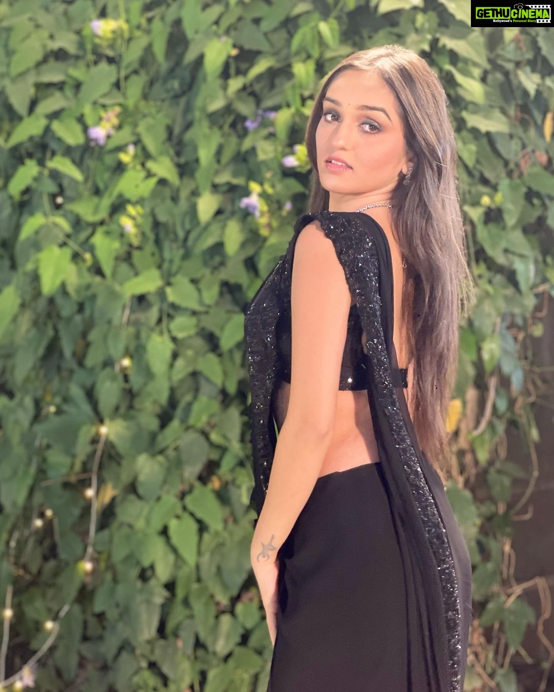 Tanya Sharma - 228.8K Likes - BLACK SAREE supremacy >>>>
.
.
Styled by - @nehaadhvikmahajan
Saree - @neerusindia
Mua - @ravi_makeup__artist #saree #love #black #indian #instagood