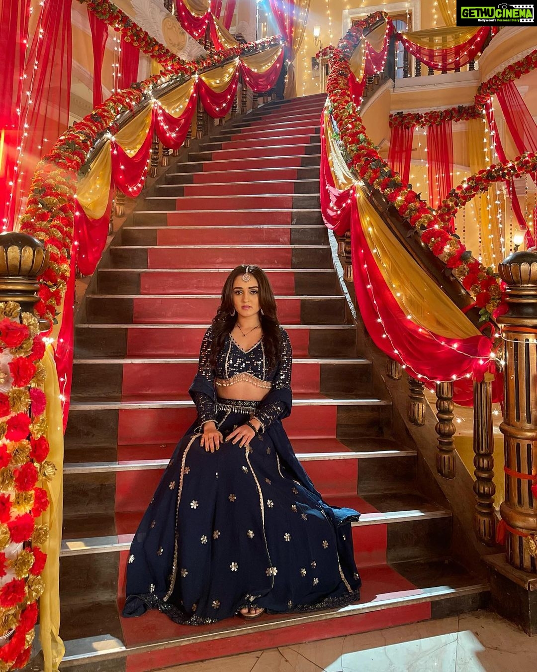 Tanya Sharma Instagram - Hoshwalon Ko Khabar Kya Bekhudi Kya Cheez Hai 🤍 Tumare Dıl Me