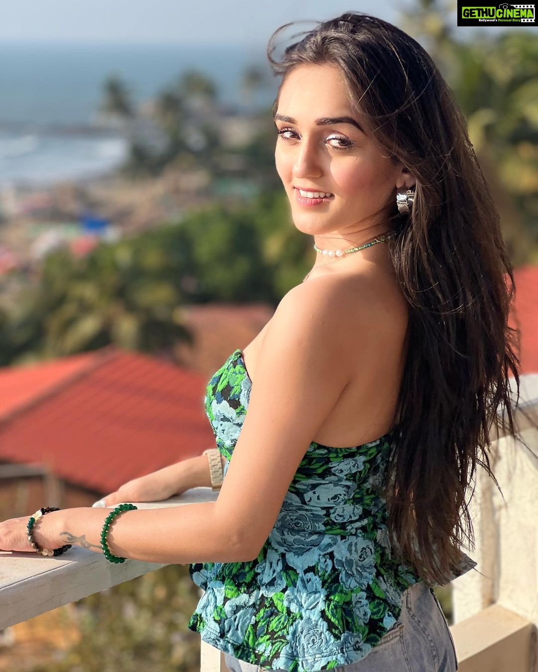Tanya Sharma Instagram - Go goaaa gone x Sorry for the spam bahut pictures kheenchi hain 😂🙄✌🏻 Titlie