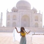 Tanya Sharma Instagram - عنایت 🤍 . . #reels #reelsinstagram #explore #reelkarofeelkaro #shayari #love #blessed 🫀 #tanyasharma #tajmahal