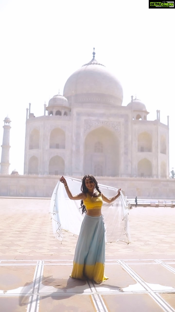 Tanya Sharma Instagram - عنایت 🤍 . . #reels #reelsinstagram #explore #reelkarofeelkaro #shayari #love #blessed 🫀 #tanyasharma #tajmahal