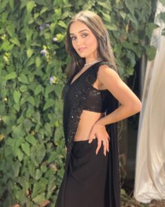 Tanya Sharma Instagram - BLACK SAREE supremacy >>>> 
.
.
Styled by - @nehaadhvikmahajan 
Saree - @neerusindia 
Mua - @ravi_makeup__artist  #saree #love #black #indian #instagood