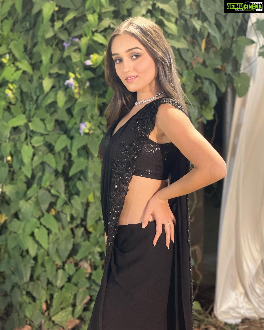Tanya Sharma - 228.8K Likes - BLACK SAREE supremacy >>>>
.
.
Styled by - @nehaadhvikmahajan
Saree - @neerusindia
Mua - @ravi_makeup__artist #saree #love #black #indian #instagood
