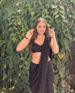 Tanya Sharma Instagram - BLACK SAREE supremacy >>>> 
.
.
Styled by - @nehaadhvikmahajan 
Saree - @neerusindia 
Mua - @ravi_makeup__artist  #saree #love #black #indian #instagood