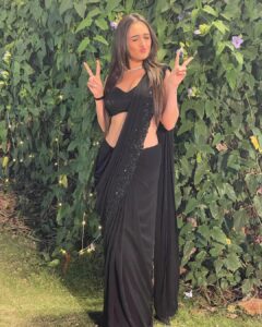 Tanya Sharma Instagram - BLACK SAREE supremacy >>>> 
.
.
Styled by - @nehaadhvikmahajan 
Saree - @neerusindia 
Mua - @ravi_makeup__artist  #saree #love #black #indian #instagood