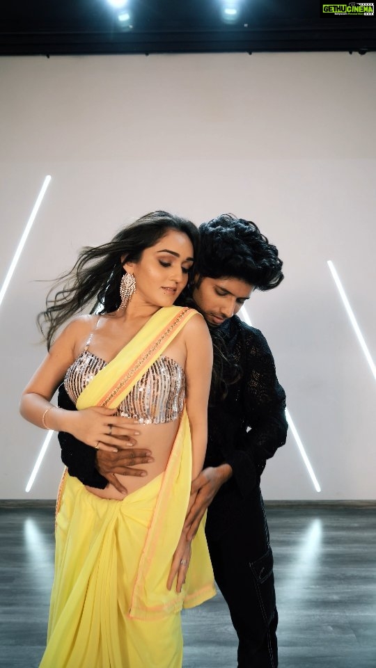 Tanya Sharma Instagram - Always wanted to perform on this song and I think no one could have done this better than you @tanyasharma27 β€οΈβ€οΈ And ofcourse this could have not been possible without you @mohitpanwarofficial Your work is amazing π₯Ίβ€οΈ . . Choreographed by me π Ft. @tanyasharma27 Shot & edited by @mohitpanwarofficial Special thanks to @i_m_rutpanna_aishwarya thanks for your great help ππ€ Studio @ensostudio.in Do tag @iamsrk & @sushmitasen47 for us ππ #bollywood #srk #shahrukhkhan #sushmitasen #mainhoonna #tumhejomainedekha #bollywoodstyle #dance #reels #viralvideos #trending #reelindia #reelsinstagram #reelitfeelit #instagram