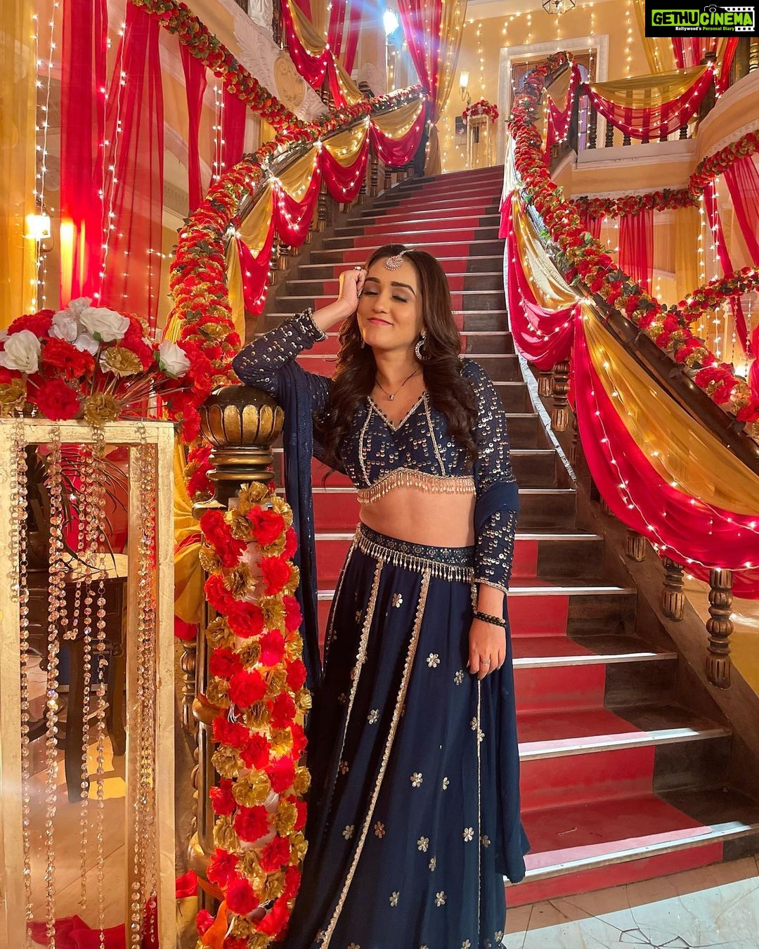 Tanya Sharma Instagram - Hoshwalon Ko Khabar Kya Bekhudi Kya Cheez Hai 🤍 Tumare Dıl Me