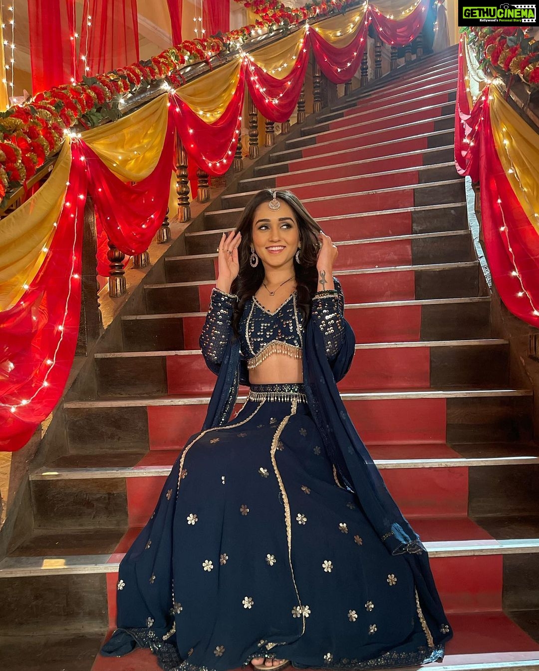 Tanya Sharma Instagram - Hoshwalon Ko Khabar Kya Bekhudi Kya Cheez Hai 🤍 Tumare Dıl Me